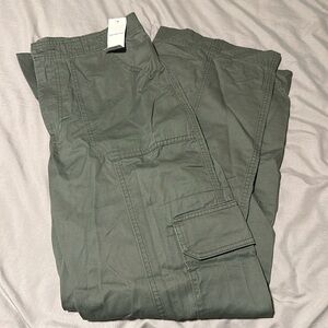 Abercrombie cargo pants - green. NWT 10R